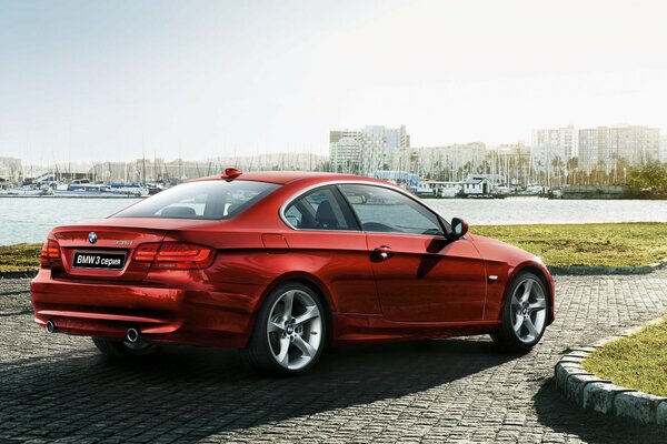 Городской пейзаж с красным автомобилем BMW