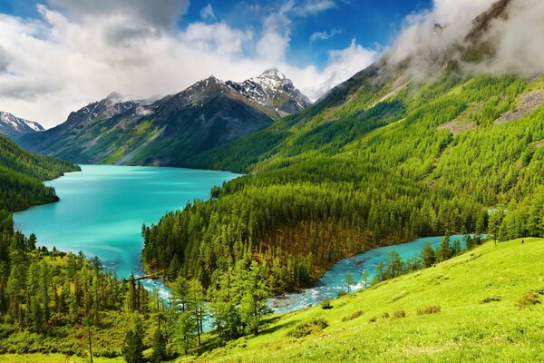 Durch einen Bergsee mit türkisfarbenem Wasser führte eine Brücke zu einem unglaublich schönen Ort