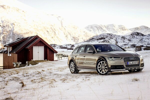 Nouvelle Audi Quattro dans les montagnes d hiver