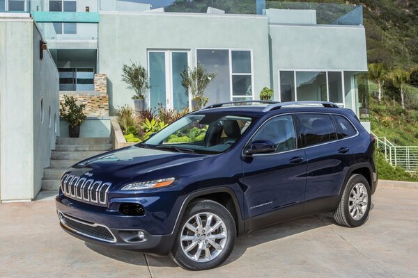 Jeep blu nel cortile di una casa di campagna