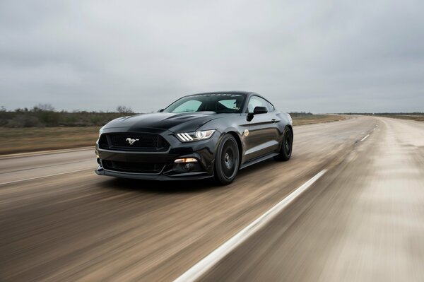 Bild fährt ein Auto 2015 hennessey ford mustang gt hpe700