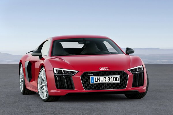 Audi R8 rosso sullo sfondo del mare