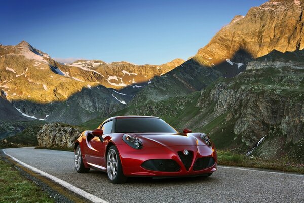 Coche rojo en medio de las montañas