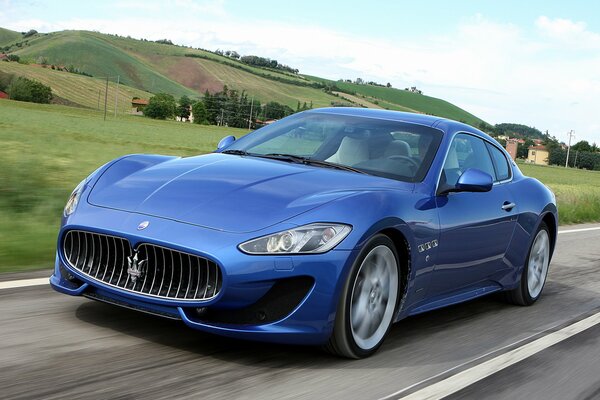 Blauer Maserati Granturismo auf Geschwindigkeit