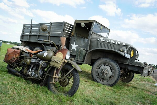 der Lastwagen Jimmy und die Harley-Davidson aus dem Zweiten Weltkrieg 