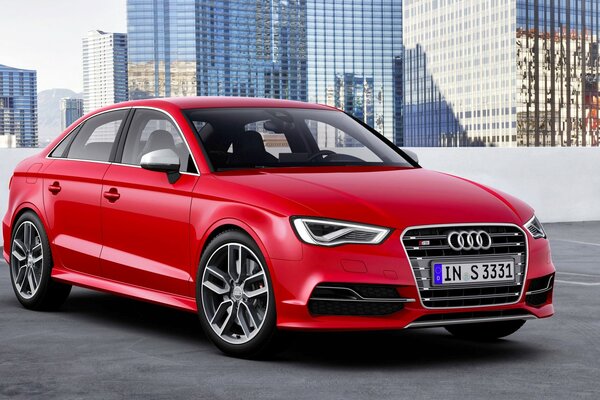 Audi sedán rojo en el fondo de la ciudad