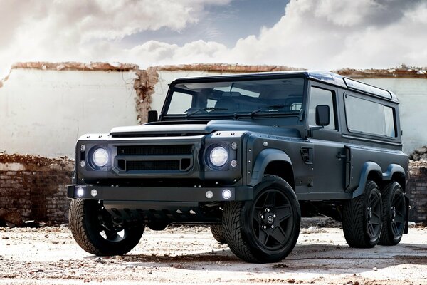 Легендарный rover defender с тюнингом из шести колес