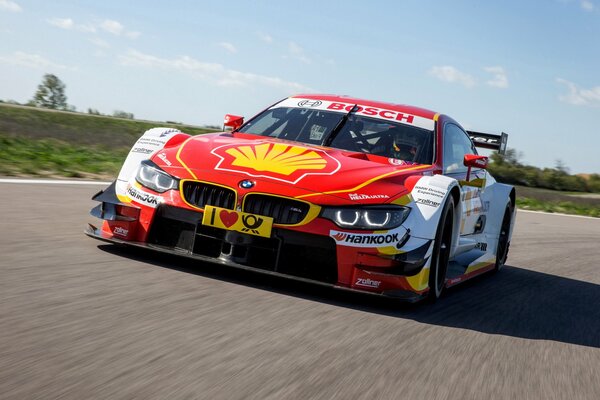 Sportlicher BMW fährt auf der Straße