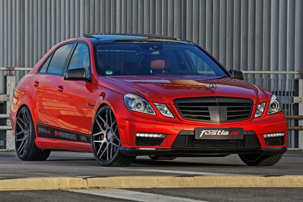 Rojo Mercedes-Benz E63 AMG W212