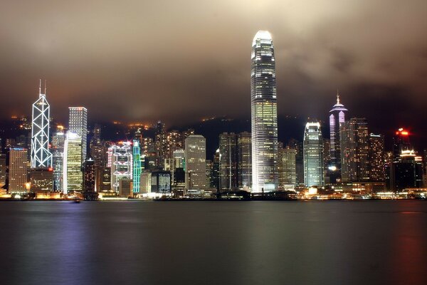 Lumières nocturnes des gratte-ciel de Hong Kong