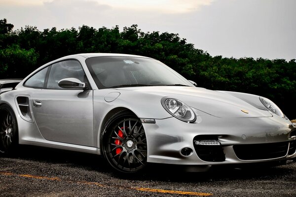 Coche. Porsche plateado al atardecer