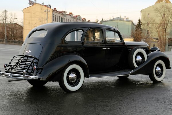 Voiture rétro ZIS 1936, vue arrière