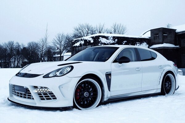 Weißes Porsche-Auto im Schnee