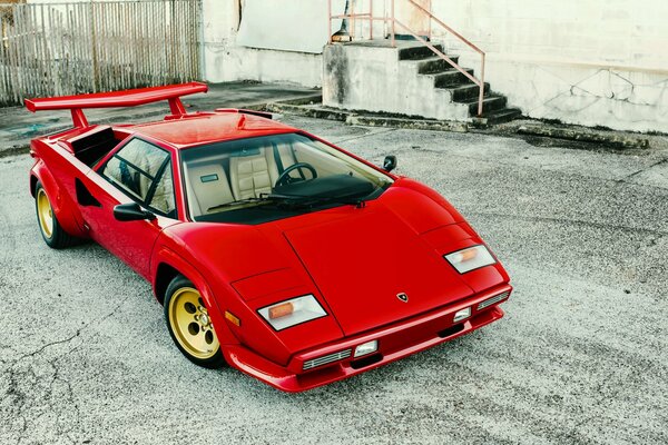 1982 rennender Lamborghini auf Beton