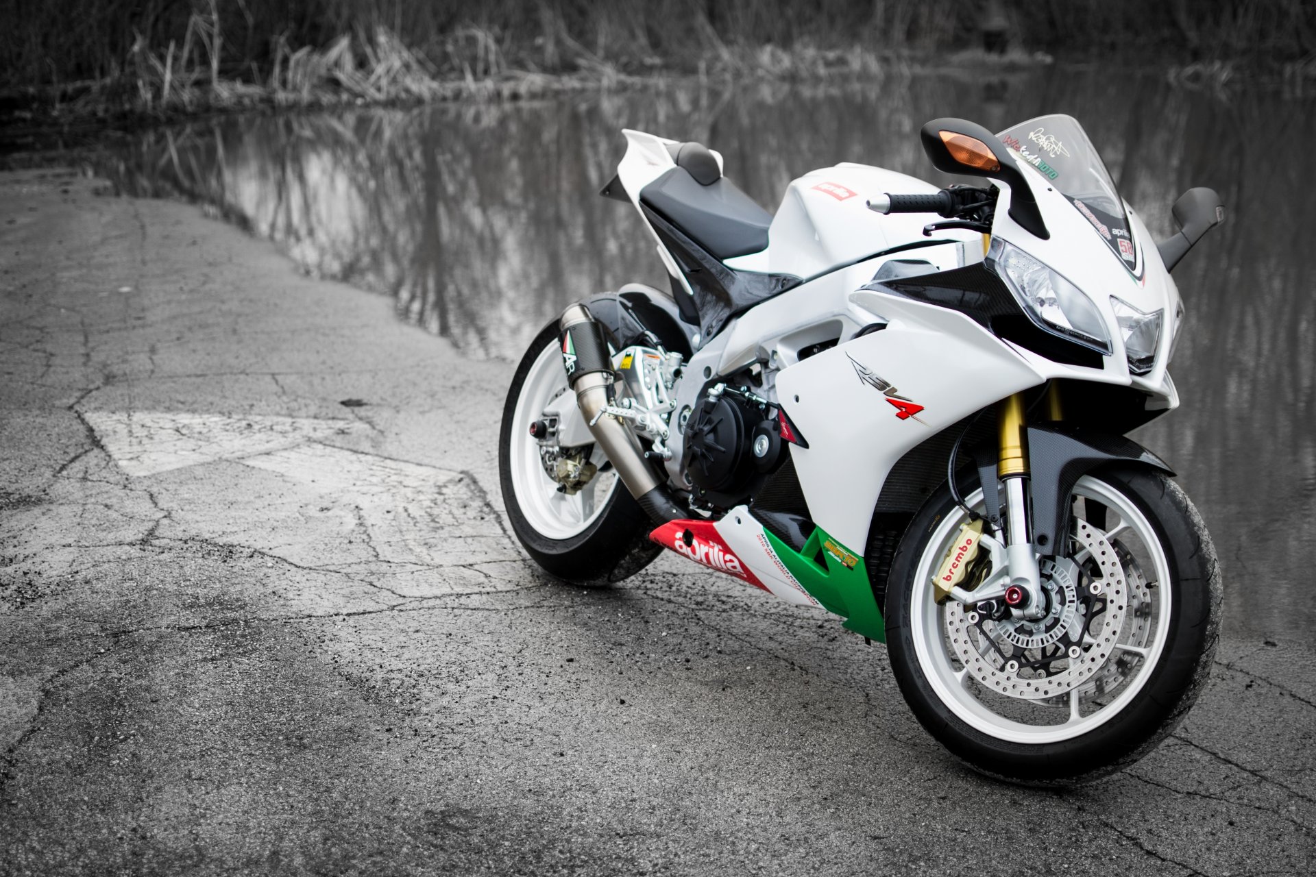 aprilia rsv4 белый велосипед суперспорт априлия мотоцикл водоем