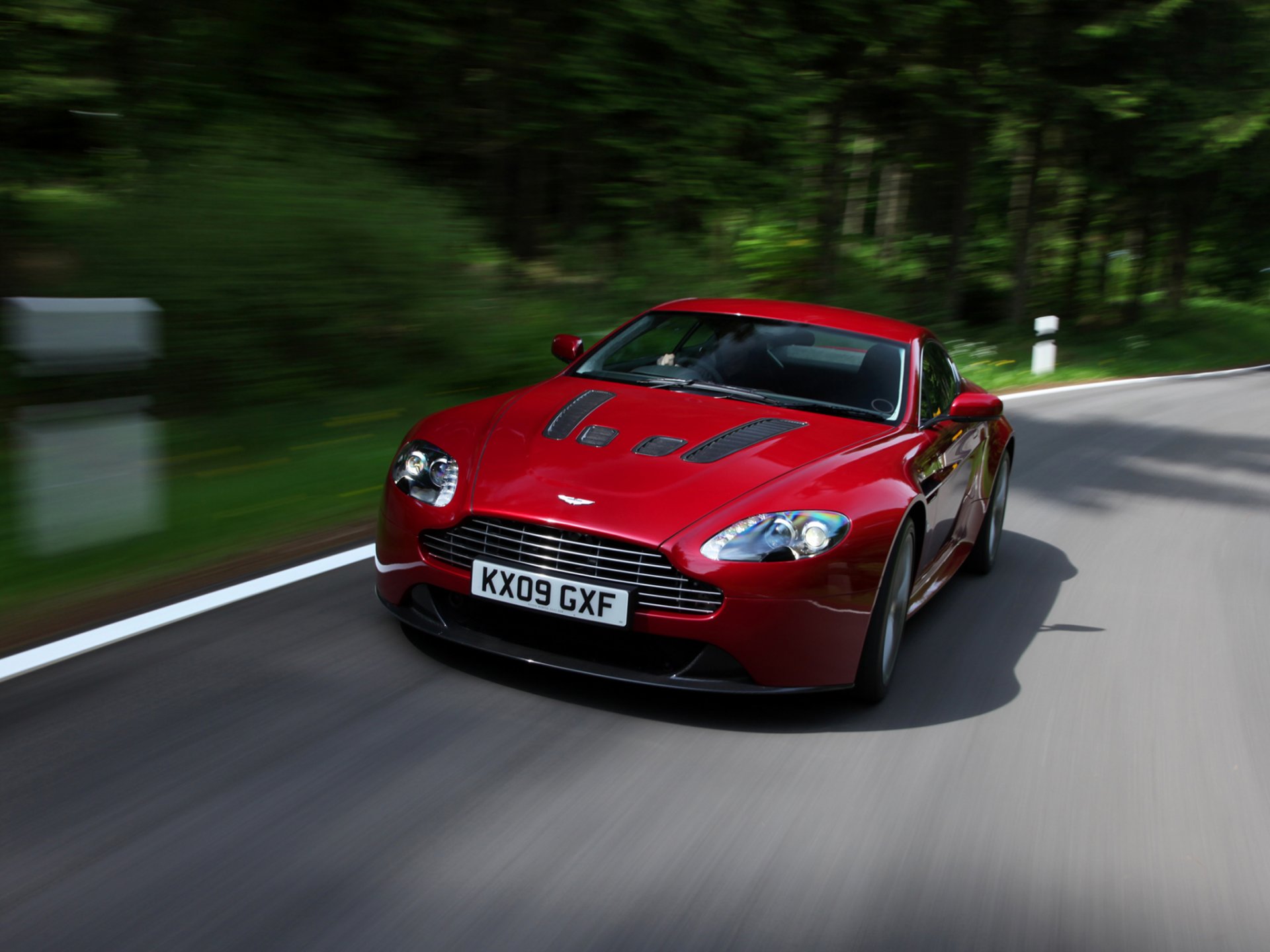 aston martin v12 vantage rouges vue de face