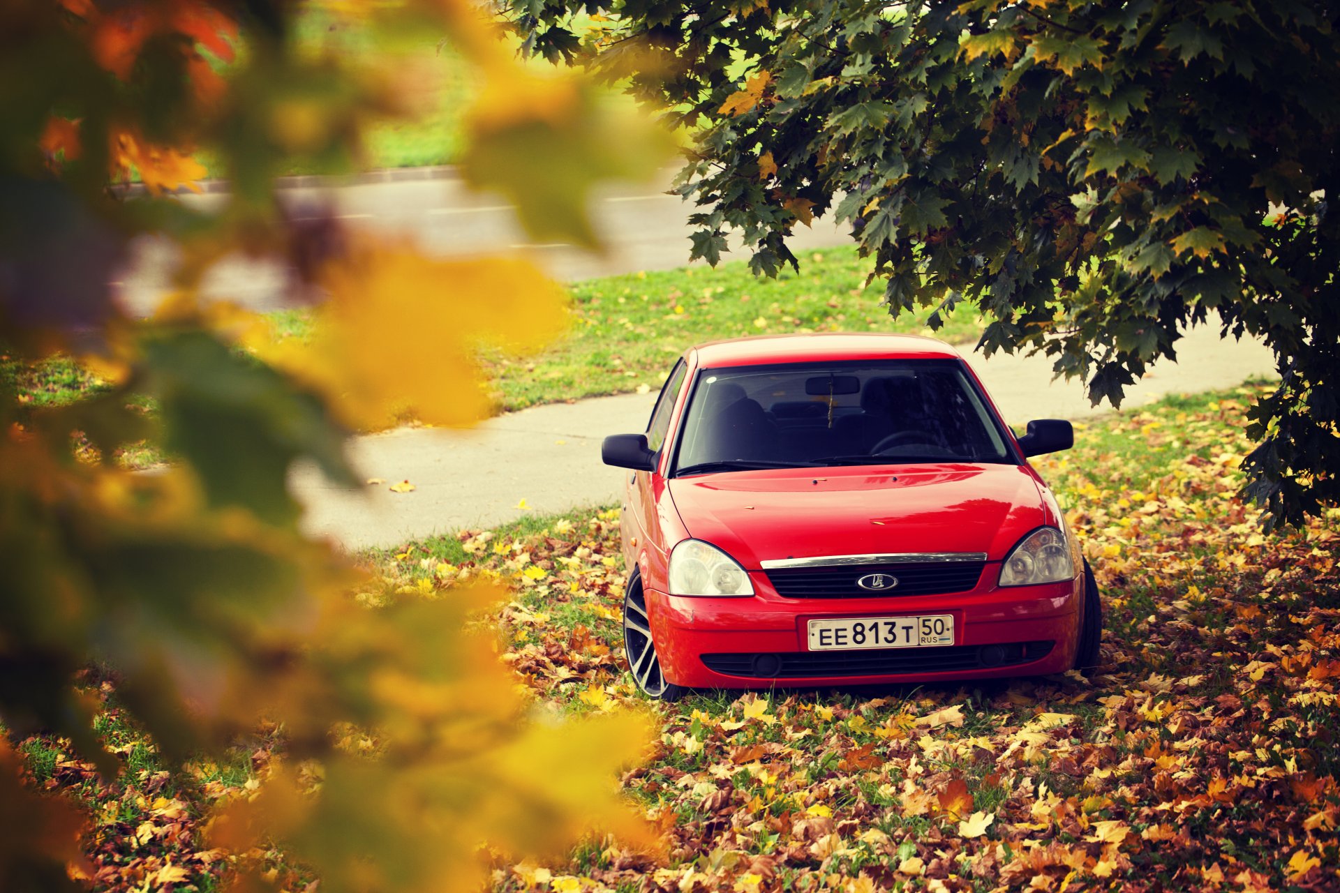 lada 2170 priora priora rouge disques automne route feuilles