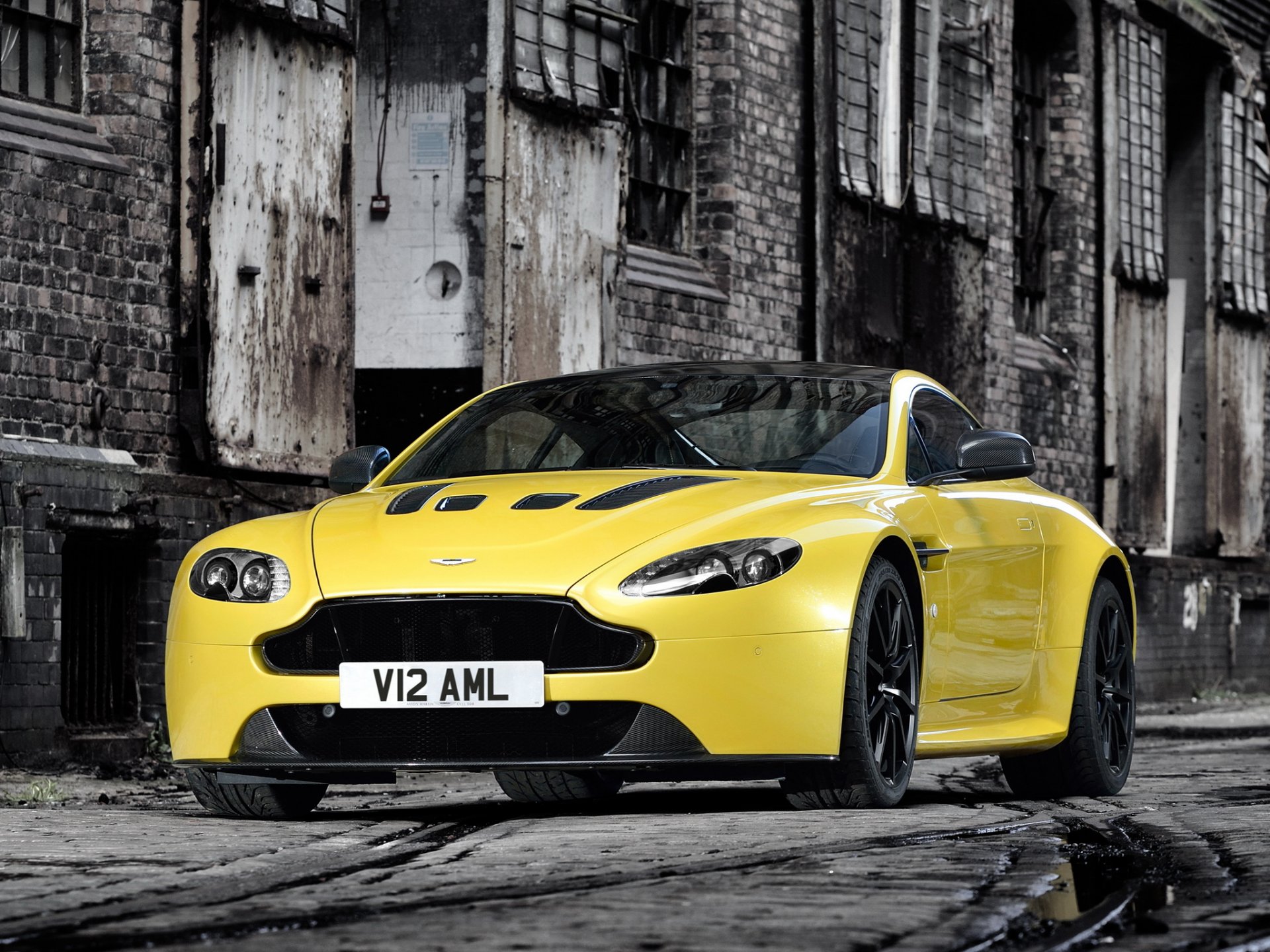 aston martin v12 vantage s auto frente amarillo frente