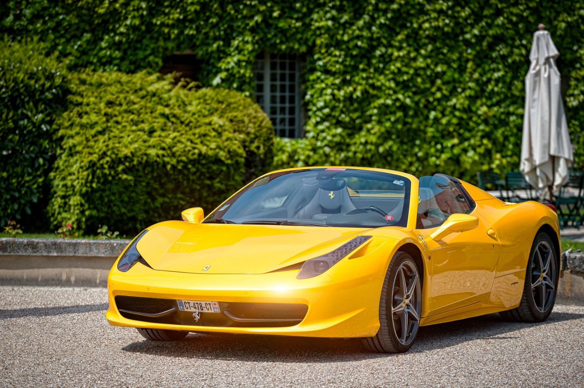 ferrari araignée cabriolet château supercar jaune paul rodriguez