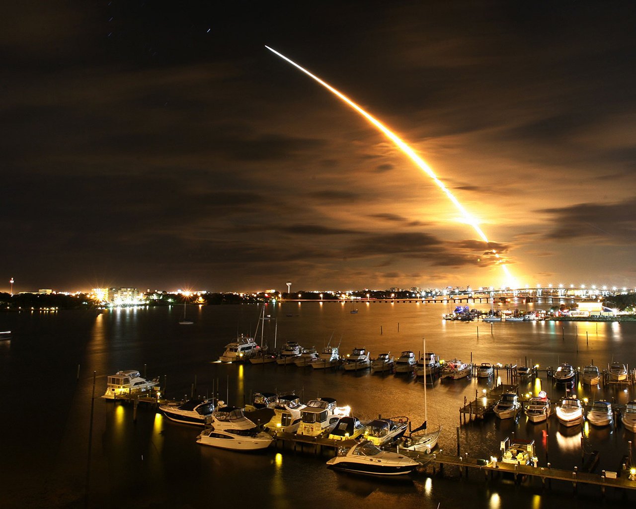 lanzamiento de cohetes despegue noche muelle luces mar agua ciudad luz yate barco paseo marítimo puesta de sol cielo vuelo cielo nocturno luces de la ciudad