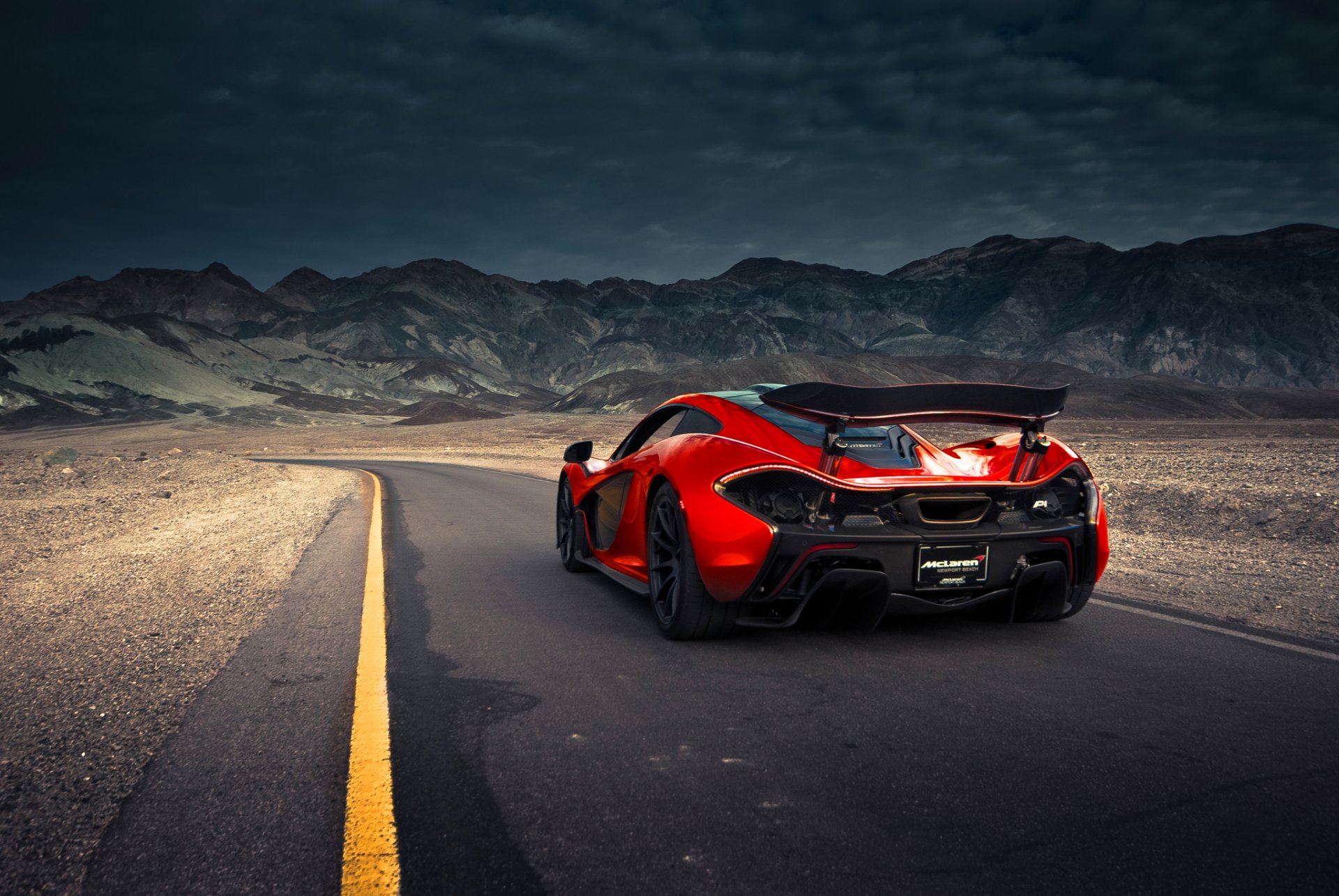 mclaren p1 exótico hipercoche naranja superdeportivo volcán muerte valle arena delantero extra carretera tierra spoiler trasero