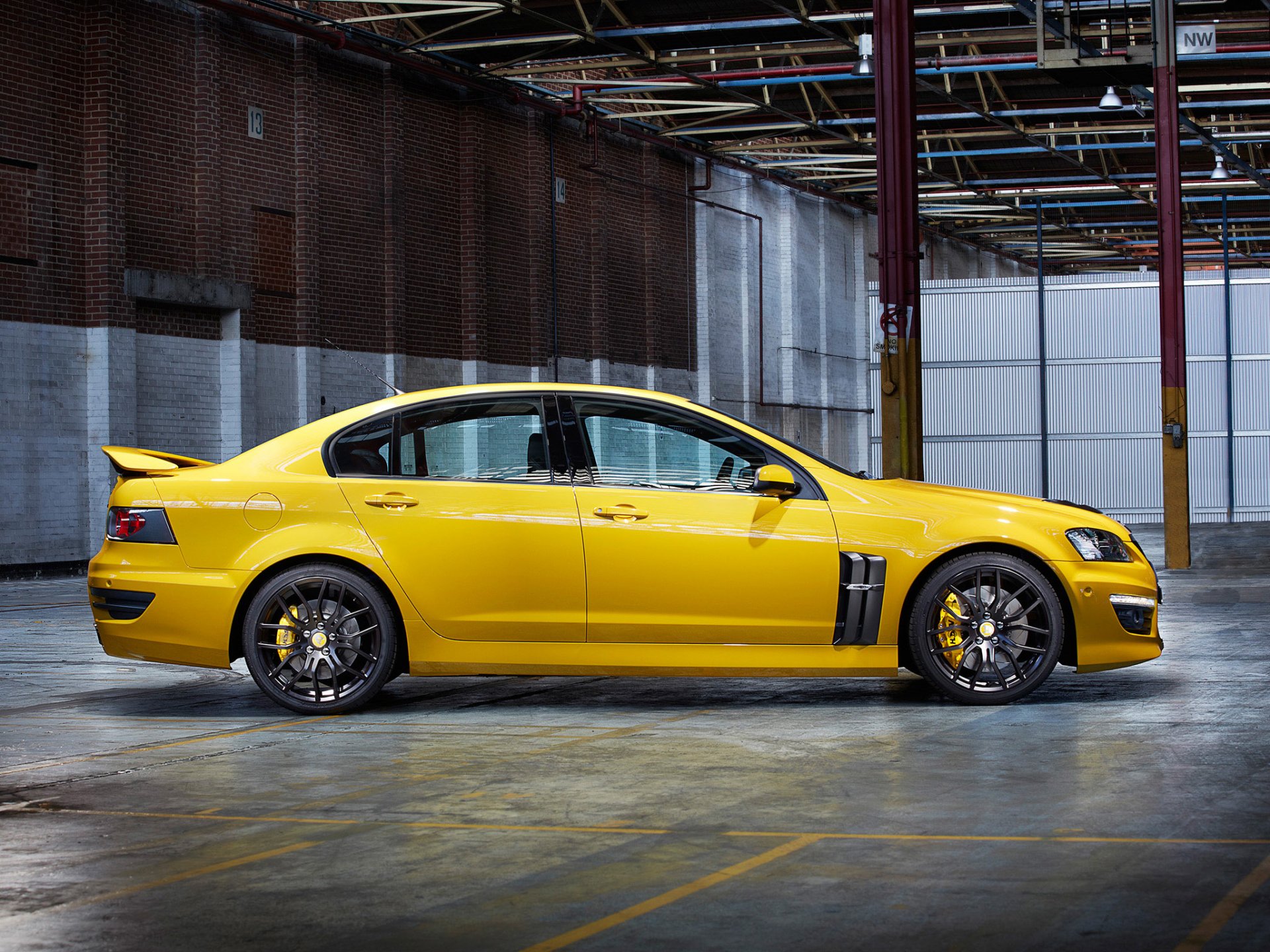 holden hsv gts jaune hangar garage auvent