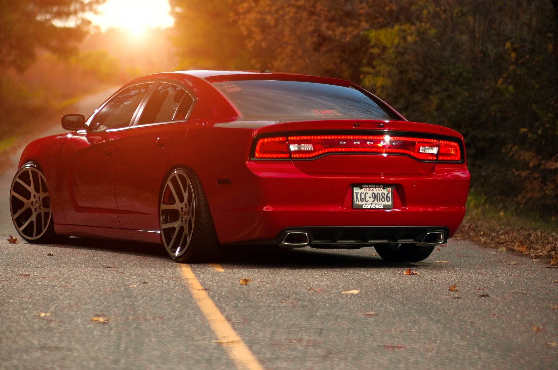 esquiver chargeur r / t rouge dodge chargeur rouge vue arrière soleil