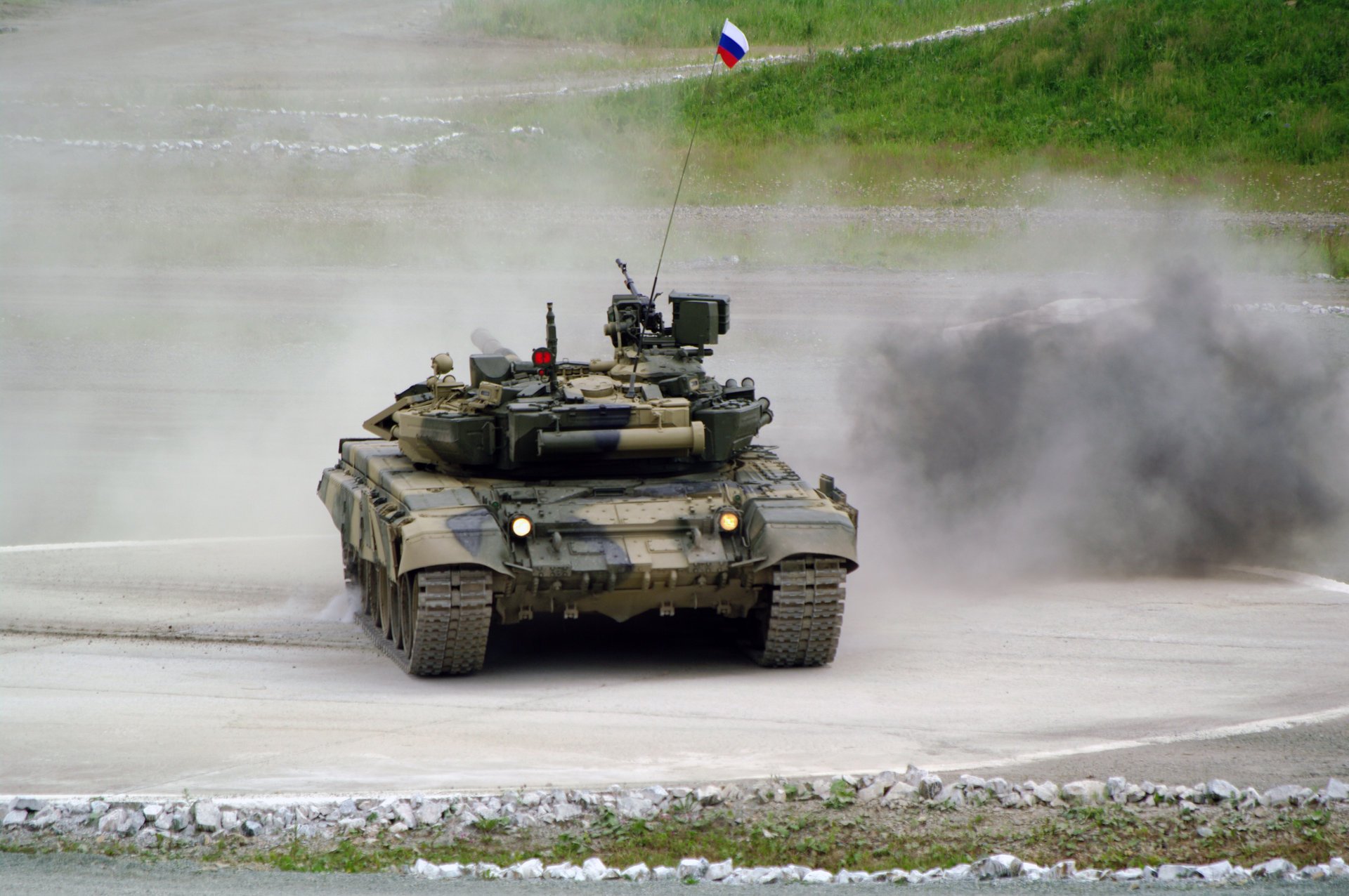 réservoir t-90 polygone matériel militaire russie drapeau poussière fumée herbe verdure route