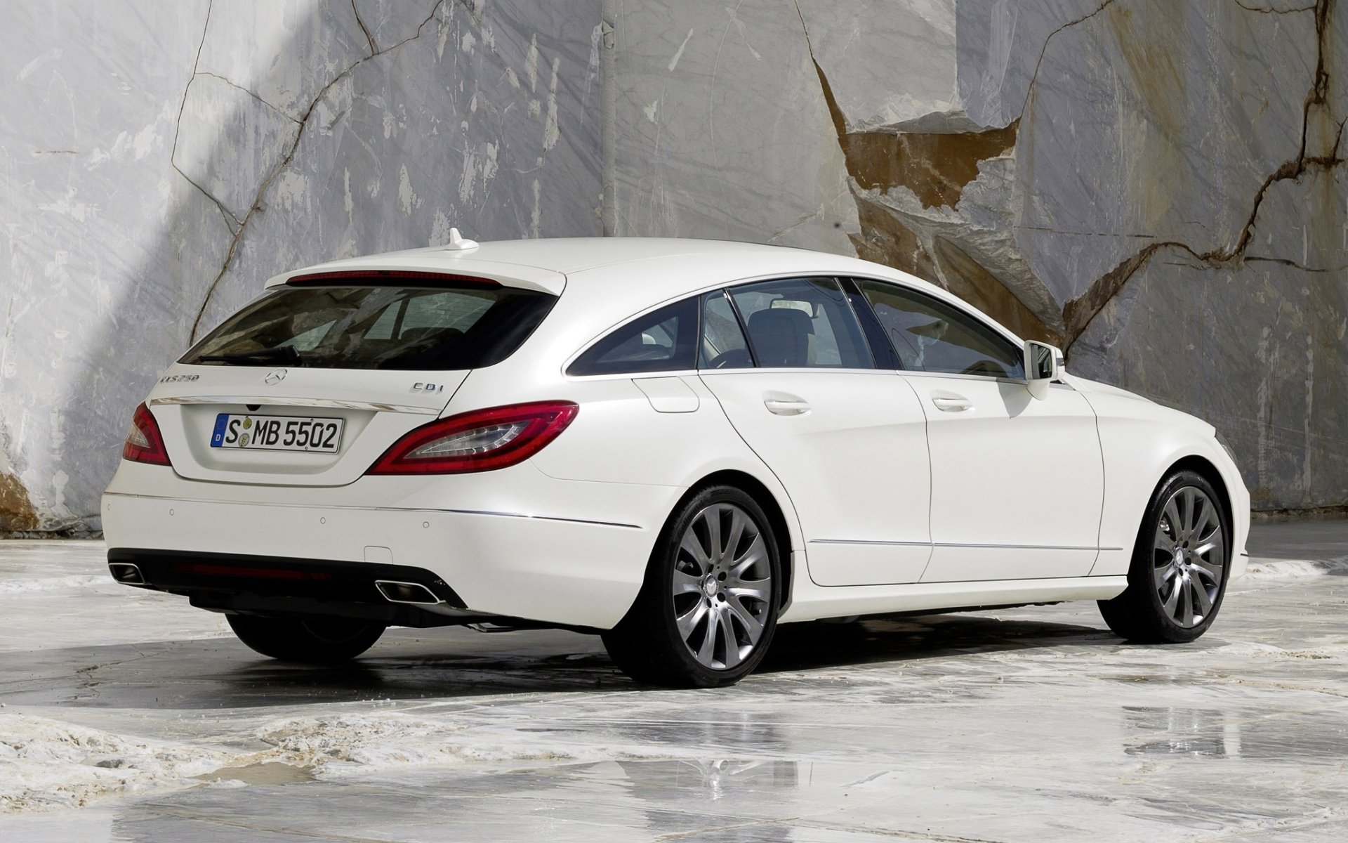 mercedes cls cdi shooting brake mercedes cls wagon bianco vista posteriore granito sfondo