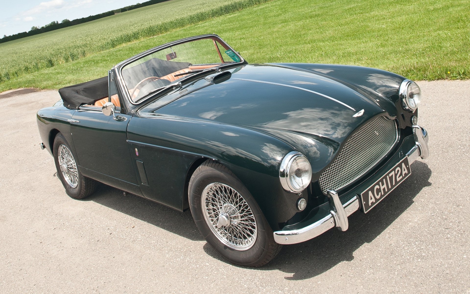 aston martin db2 / 4 drophead coupé jahrgang 1957 aston martin.db2/4 front klassisch straße feld