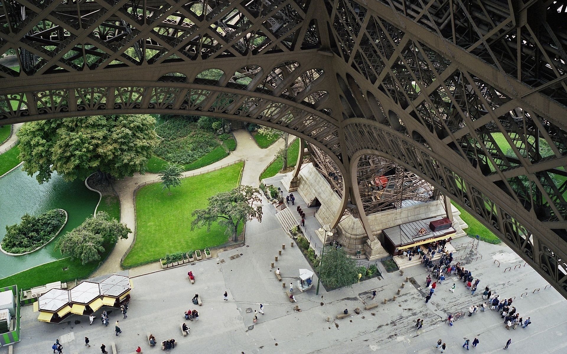 wieża eiffla paryż wieża eiffla ludzie francja park nowy jork tło most rzeka woda wieża eiffla miasto architektura wieże