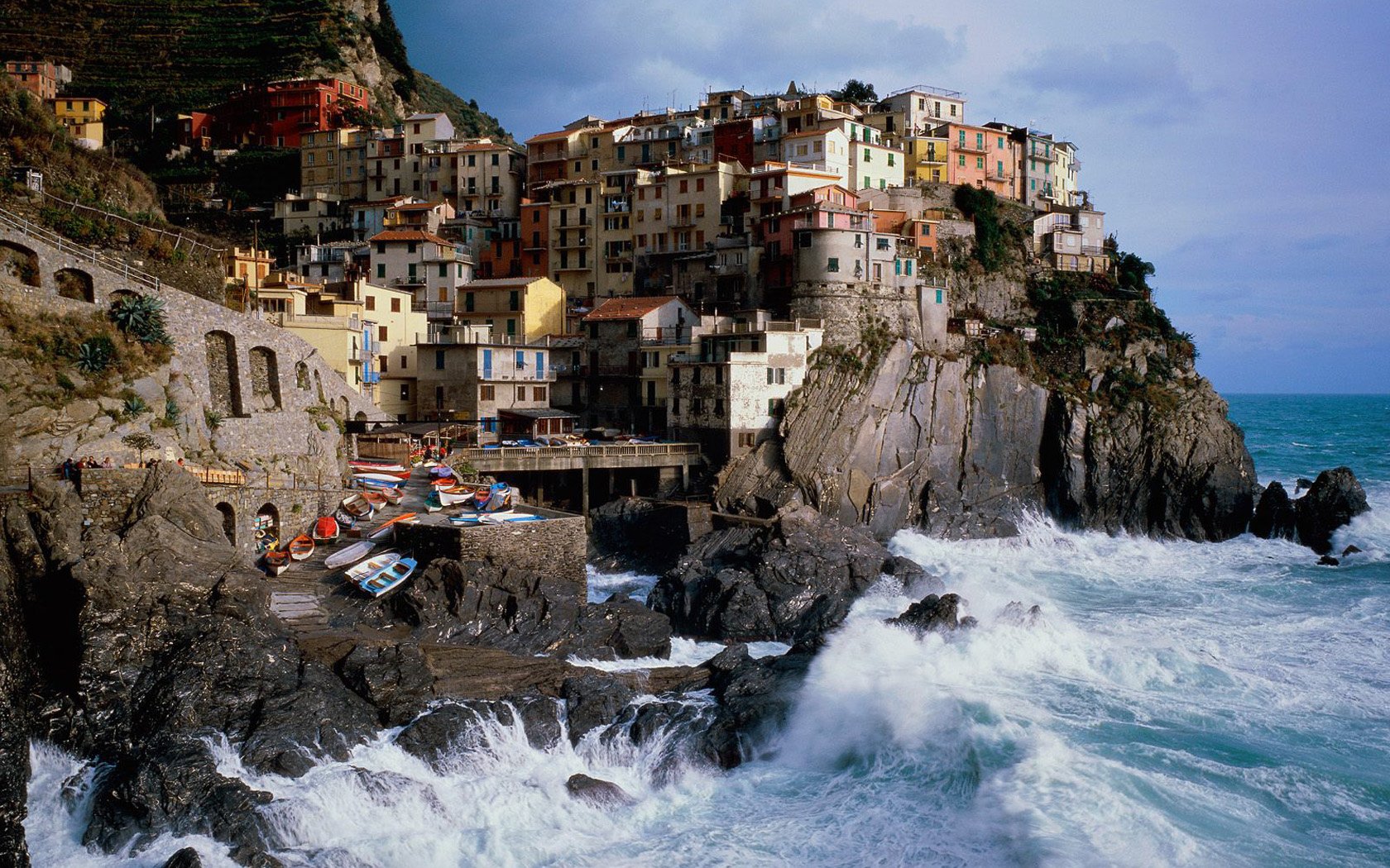 italie mer vague montagnes ville rocher côte eau roches maisons multicolores montagne ciel arbres rivage