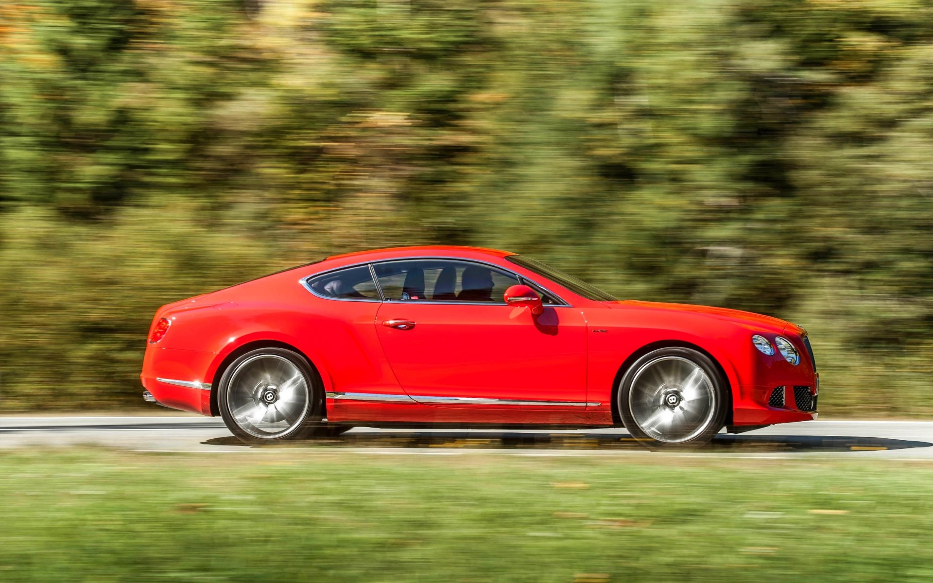 bentley continental gt auto czerwony widok z boku w ruchu cupe las