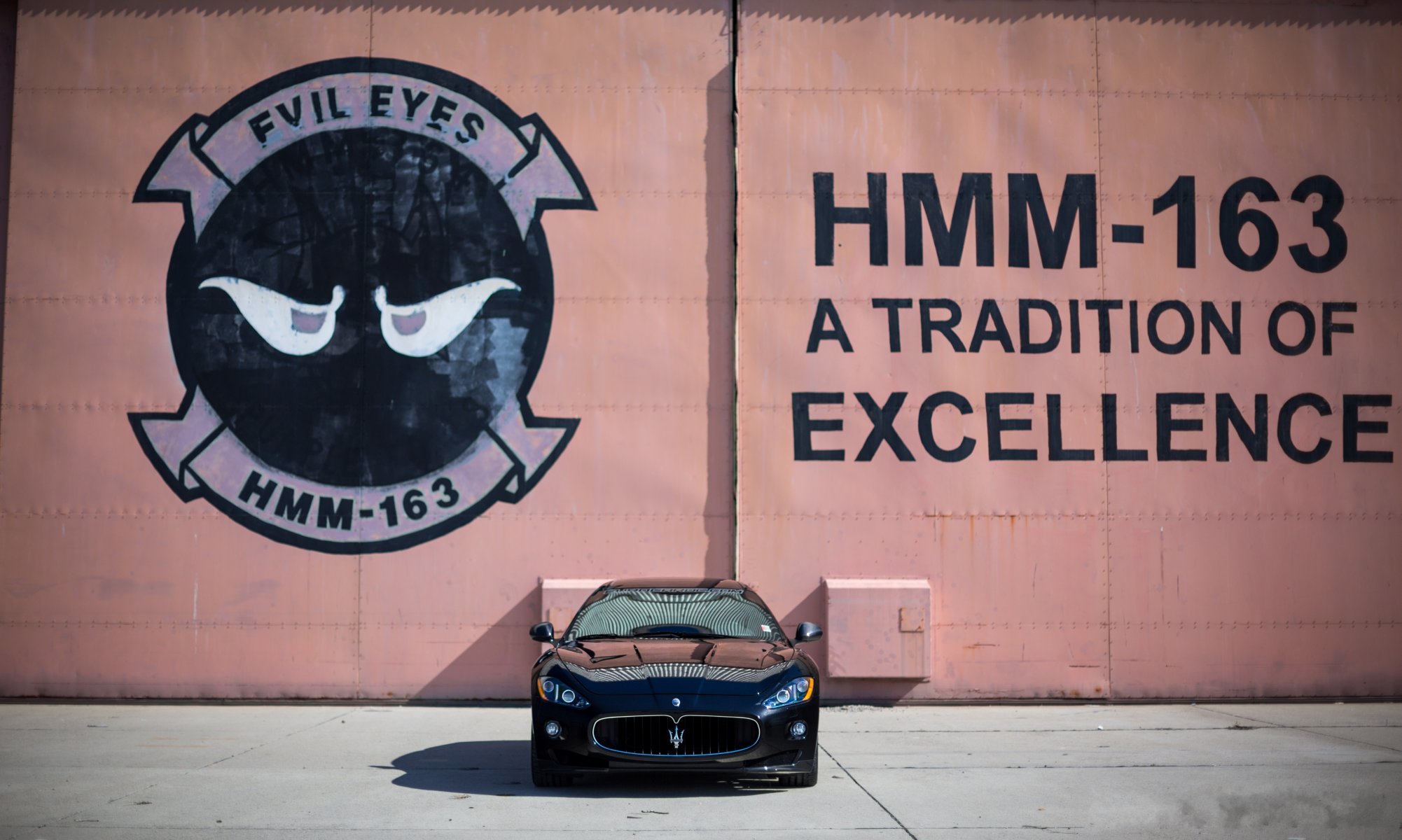 maserati granturismo mc stradale negro maserati granturismo frente sombra placas de beaton pared letras