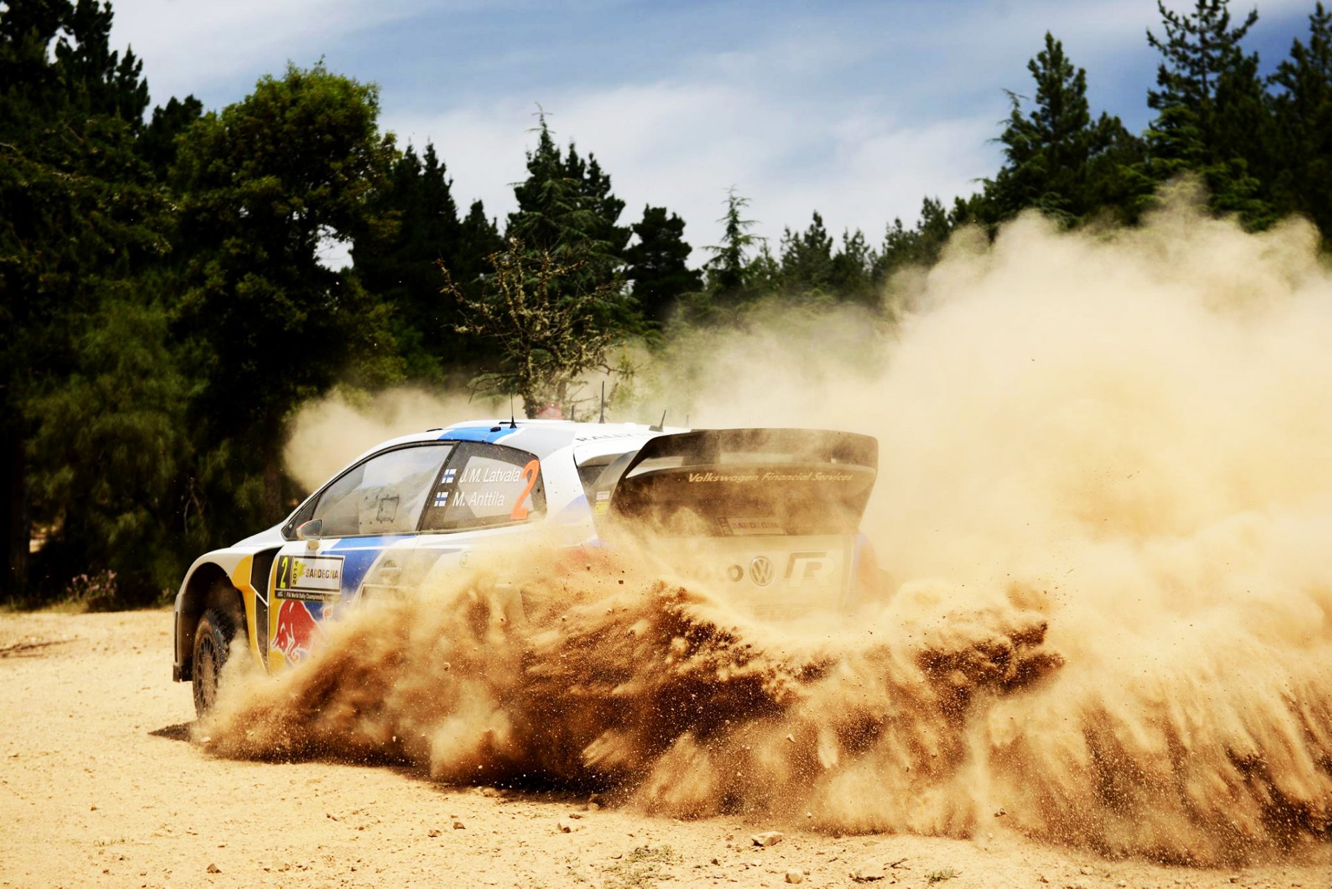 volkswagen polo wrc rally auto antepasado blanco velocidad derrape polvo día bosque jari-matti latvala