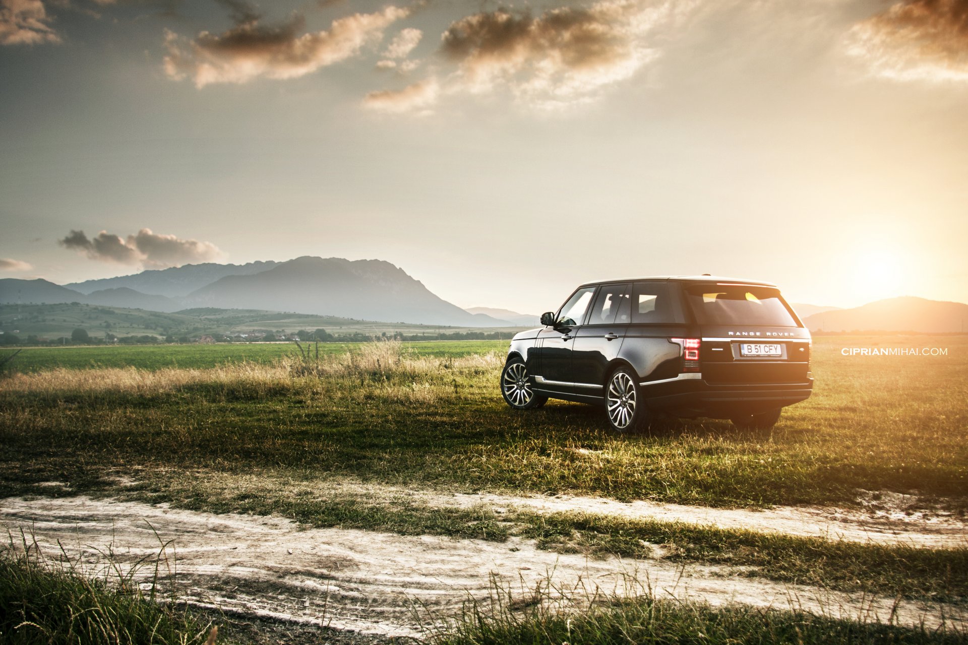 land rover range rover iv tramonto campo