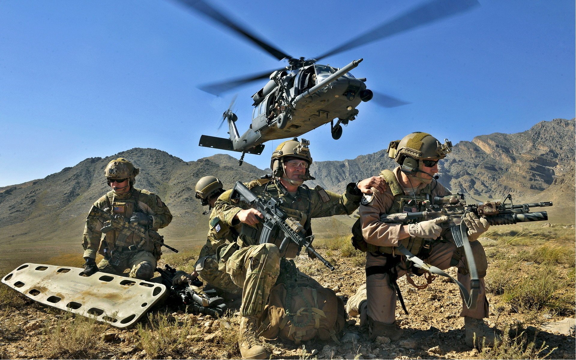 soldats armes hélicoptère ciel montagnes combattants civière aviation militaire équipement militaire