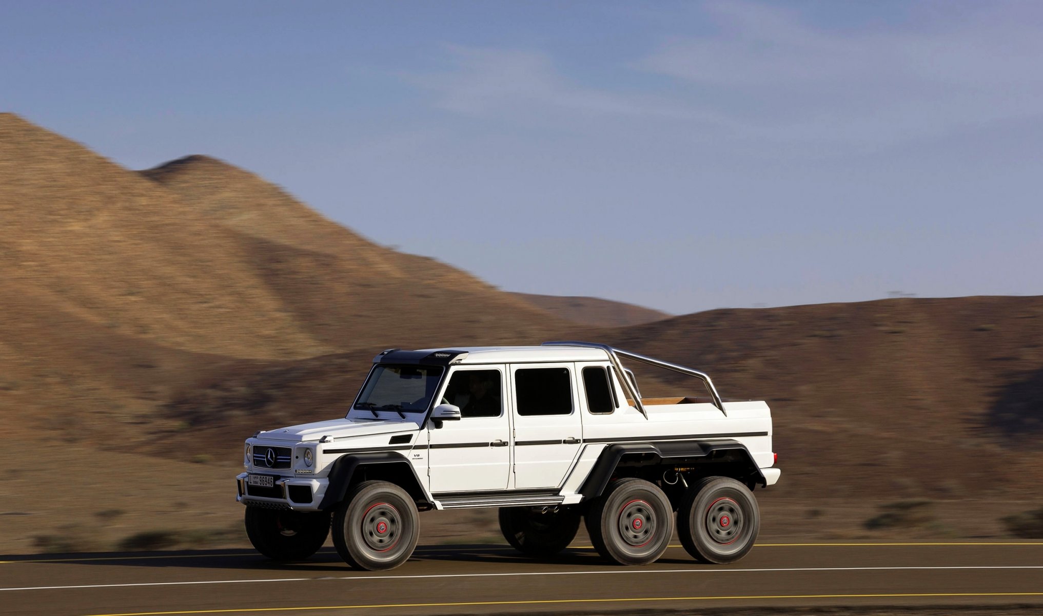 mercedes-benz g63 amg 6x6 auto weiß seitenansicht in bewegung tag suv