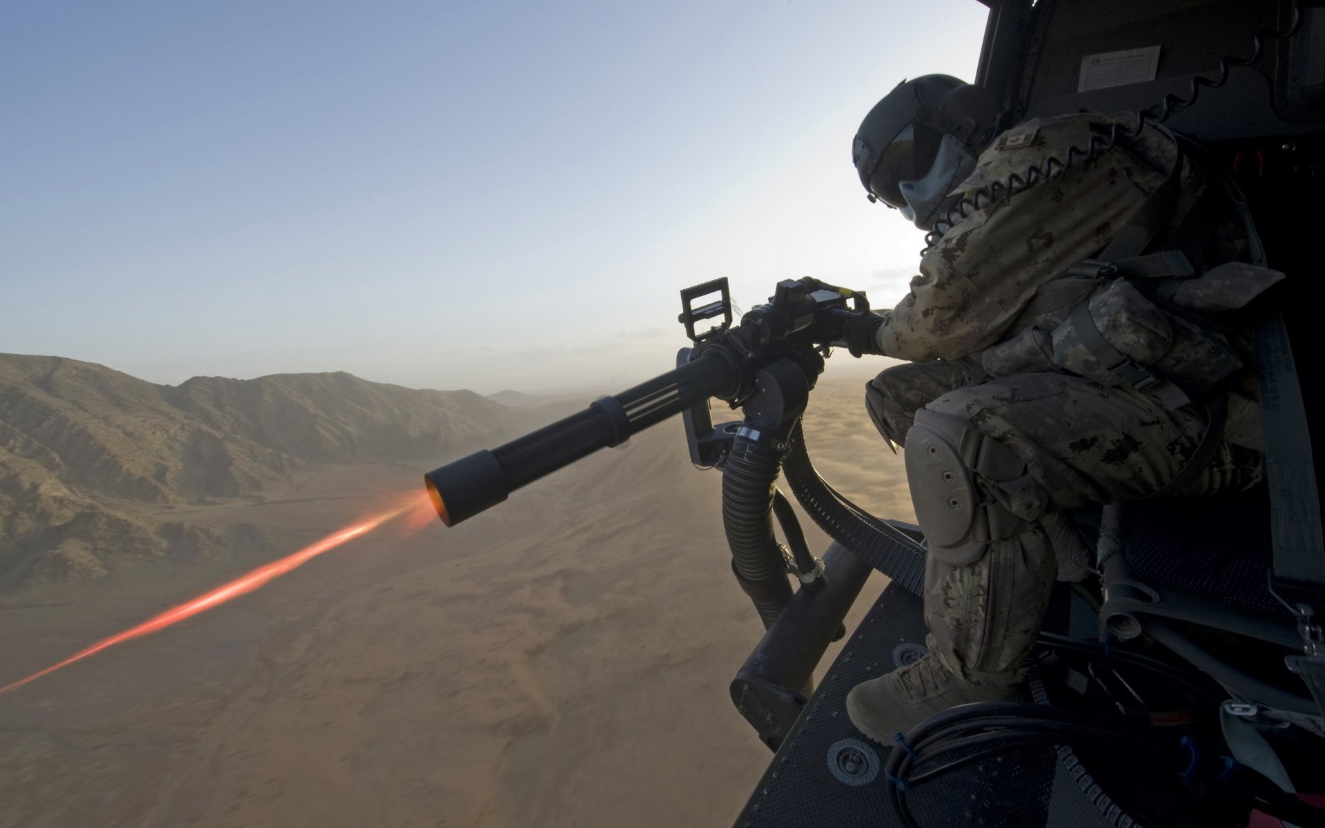 gatling minigun tireur hélicoptère feu montagnes ciel