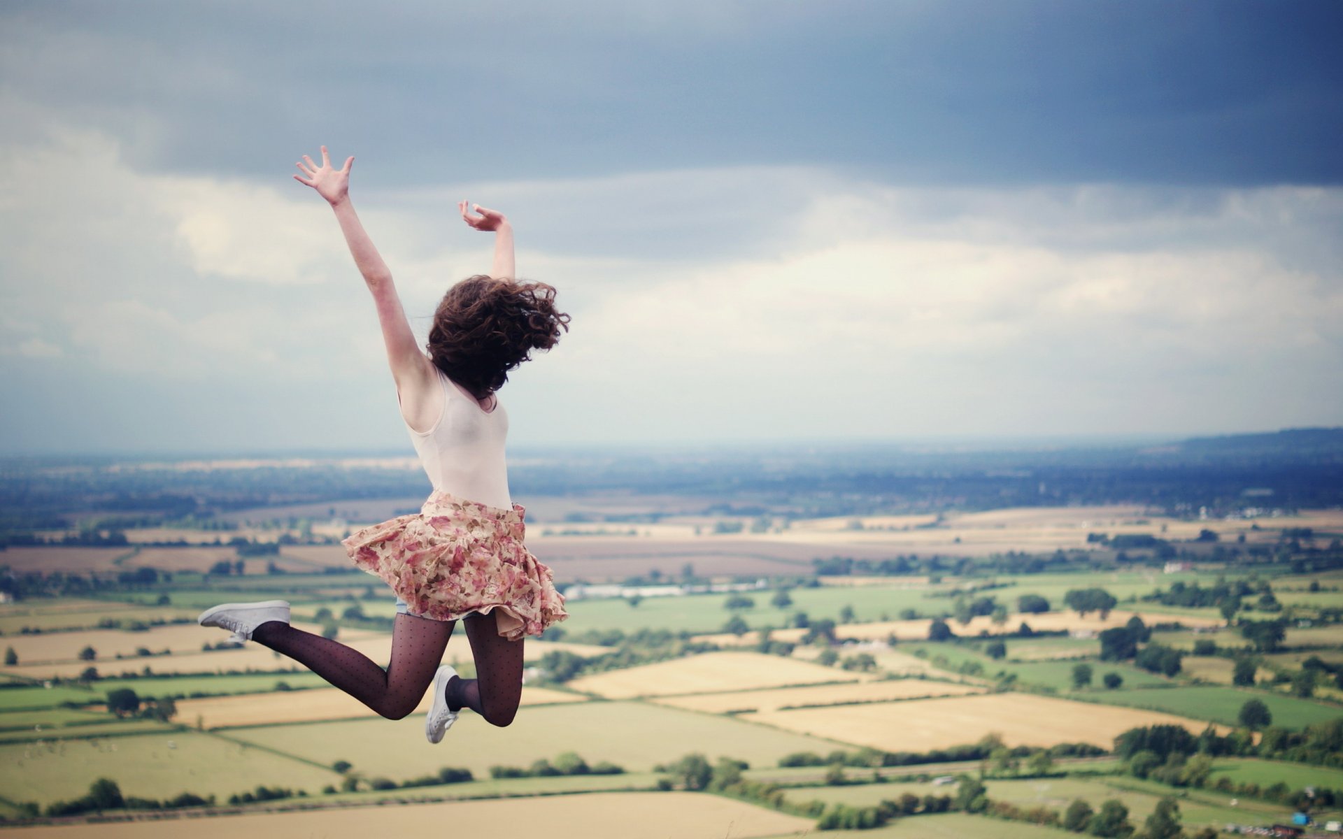 fille cheveux nuage jupe vol saut champs ciel