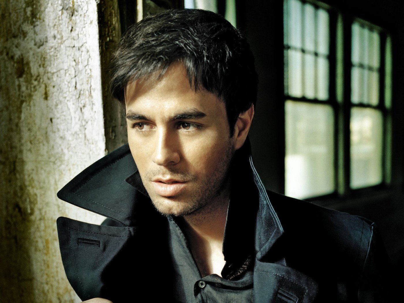 capa negra enrique iglesias cantante pared foto vista cara ventana cabello morena ojos retrato