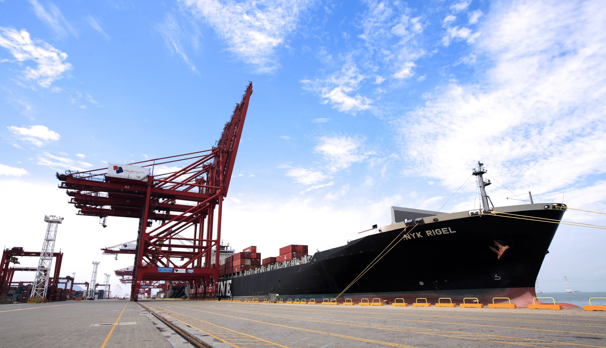 nyk riegel schiff containerschiff liegeplatz kräne terminal tank bord tag himmel hafen