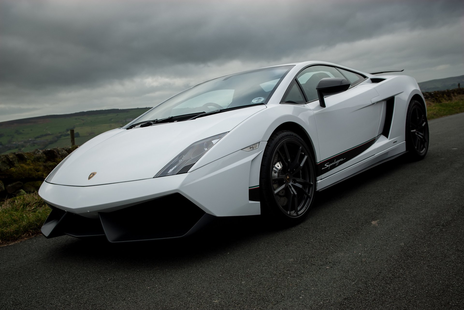 lamborghini gallardo superlgegera lp570-4 blanc lamborghini gallardo superlgegera vue latérale disques noirs