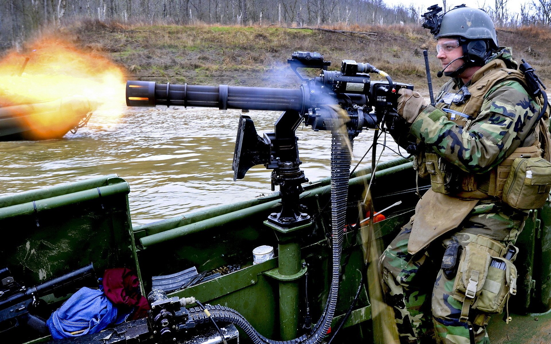 minigun soldato acqua nastro fuoco barca tiratore