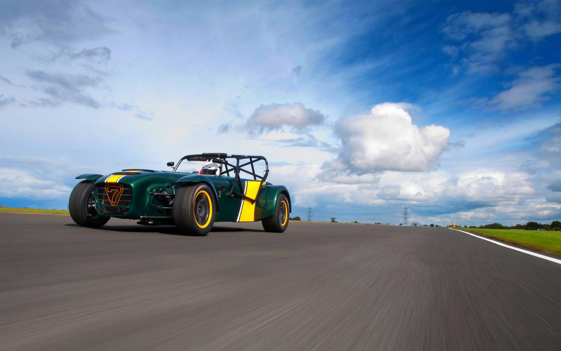 caterham r600 superlight anteriore cielo nuvole strada