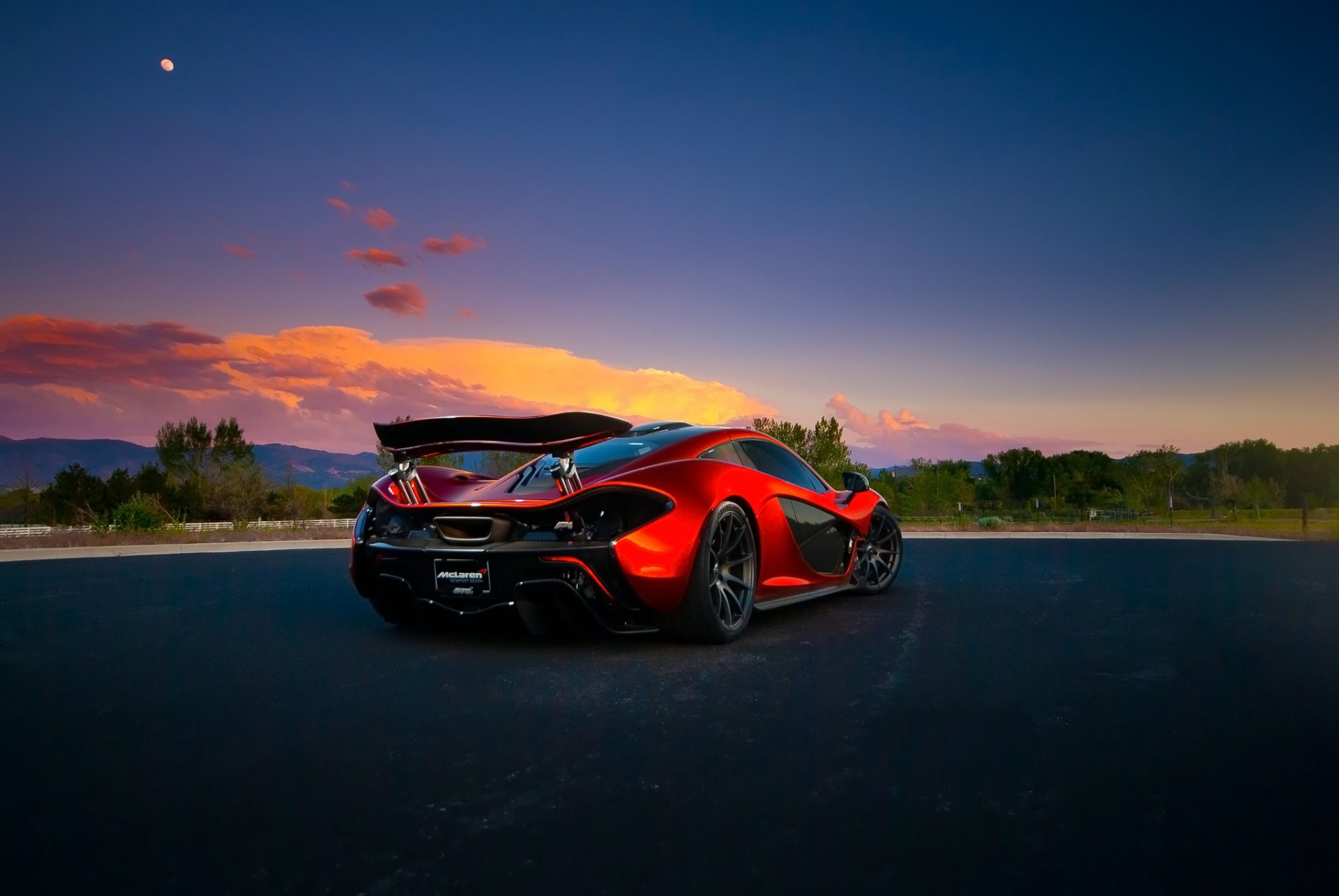 mclaren p1 egzotyczny hypercar pomarańczowy supercar wulkan śmierć dolina zachód słońca przód dodatkowy spoiler naziemny tylny