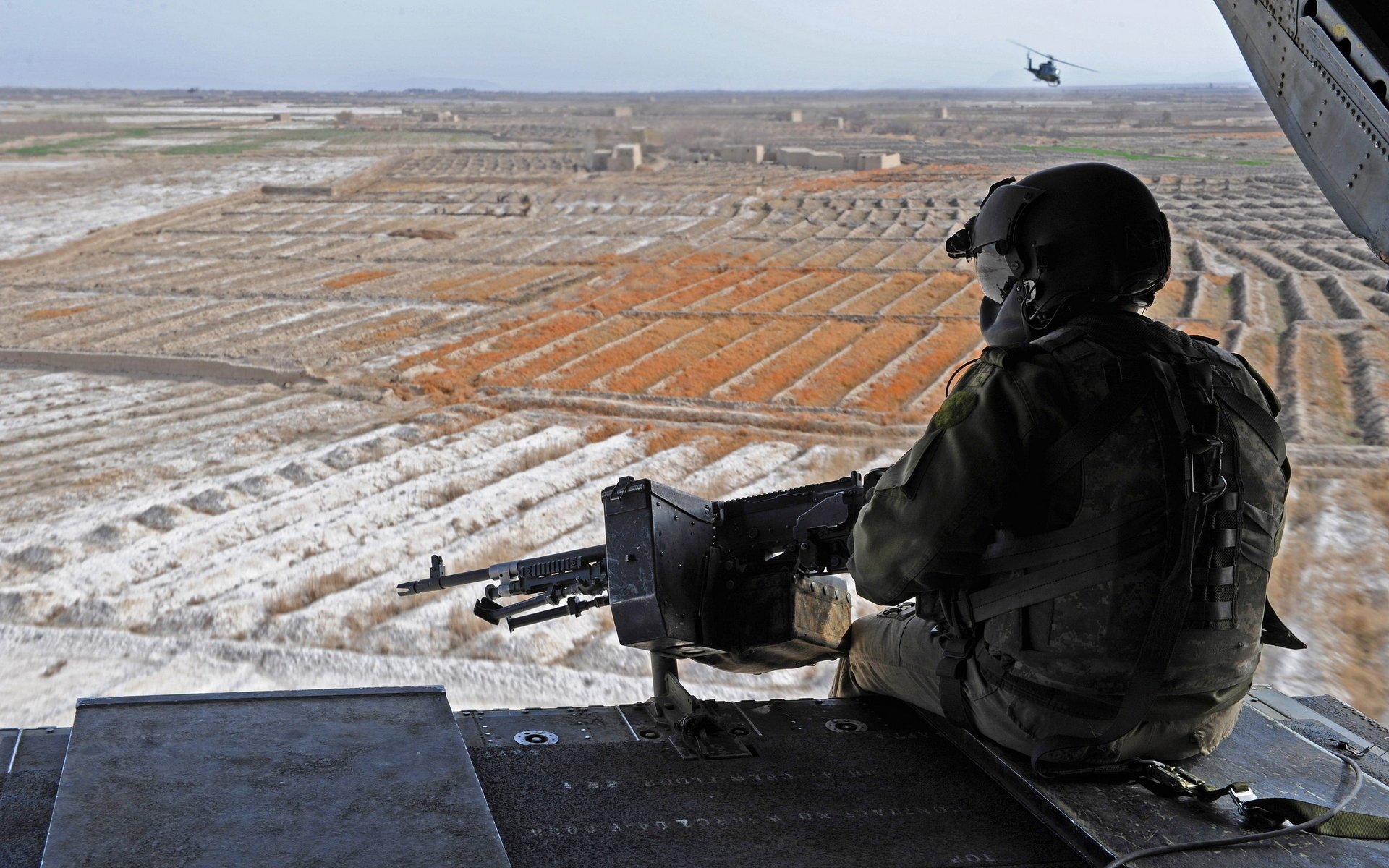 soldado horizonte cielo helicóptero visión general ametralladora campo tirador