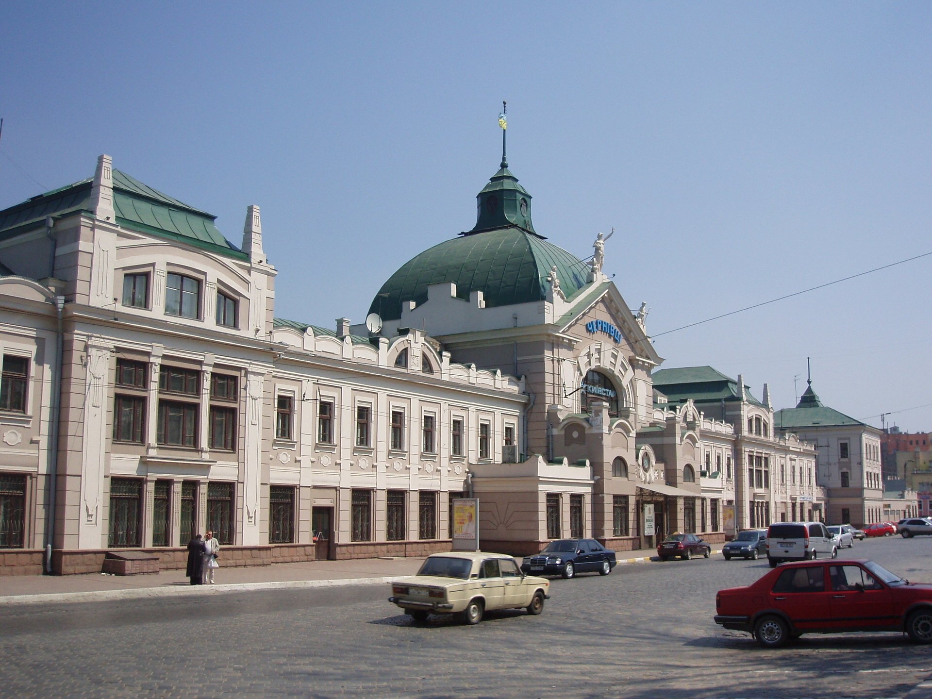 ukraina dworzec kolejowy maszyny czerniowce dworzec pociąg miasto architektura ulica droga tło domy kostka brukowa niebo