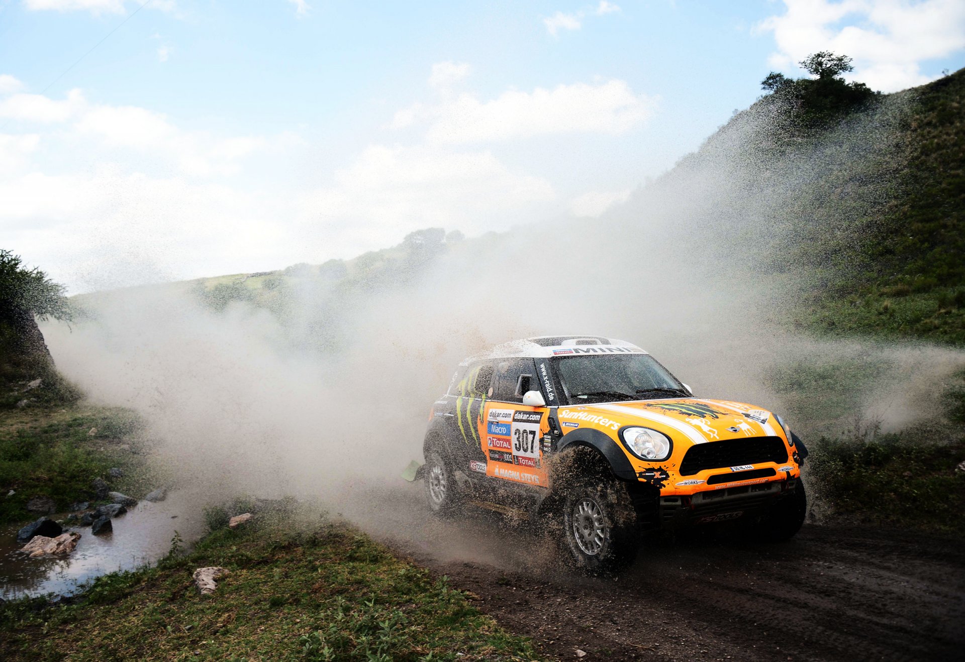 mini mini cooper mini auto samochód dakar rajd sport reflektory woda spray pomarańczowy