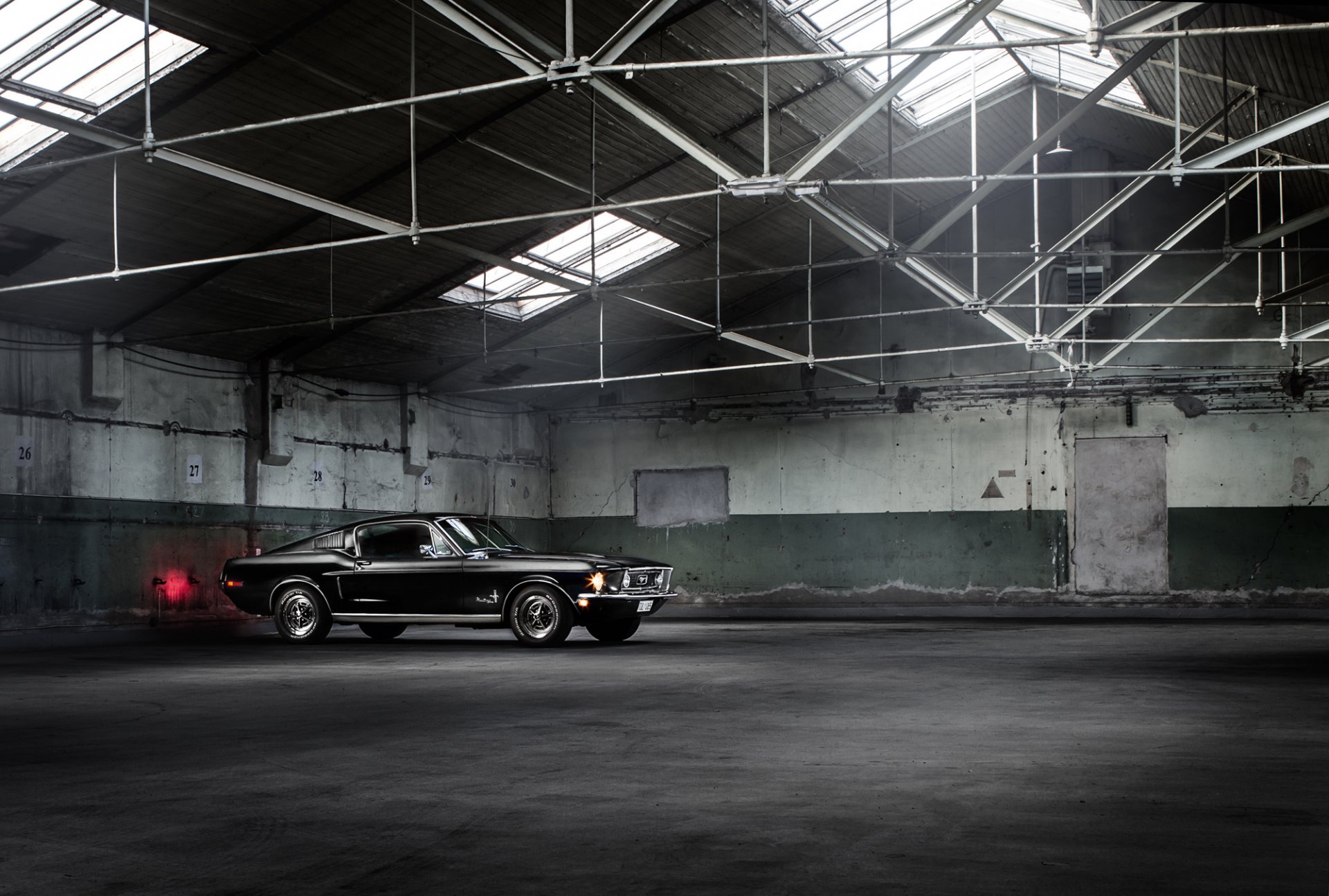 ford mustang fastback classique muscle voiture noir entrepôt